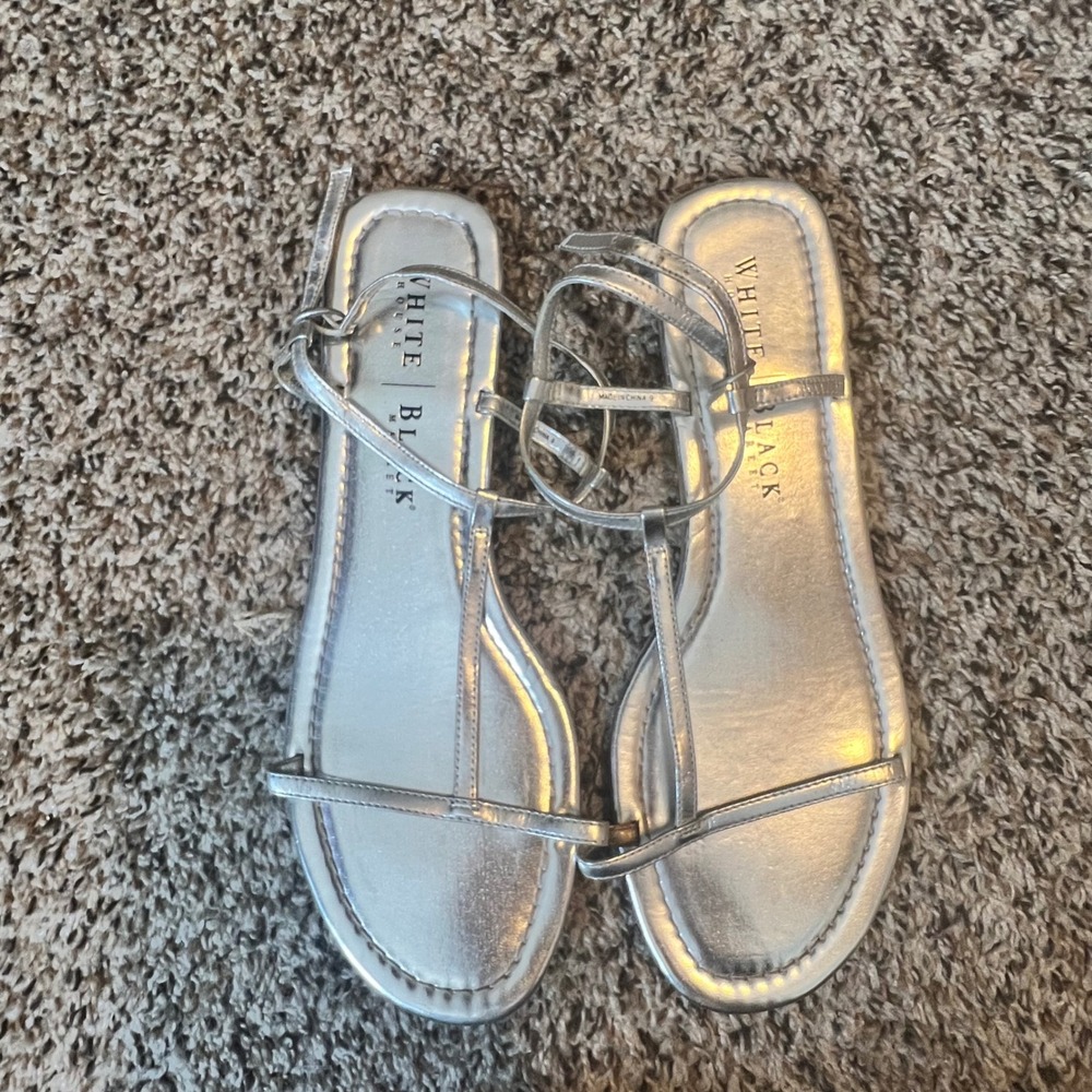 White House Black Market Silver Metallic T-Strap Flat Sandals Womens Size 9